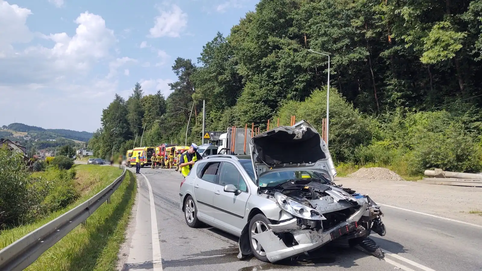 Wypadek w Nowym Sączu. Czołowo zderzyły się dwa pojazdy. Pięć osób poszkodowanych