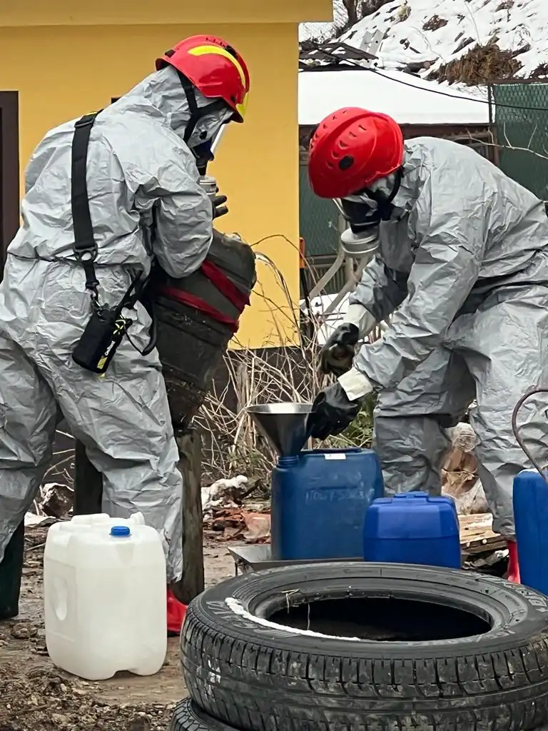 Rytro: Podczas rozbiórki budynku gospodarczego znaleziono cztery beczki z nieznaną substancją chemiczną