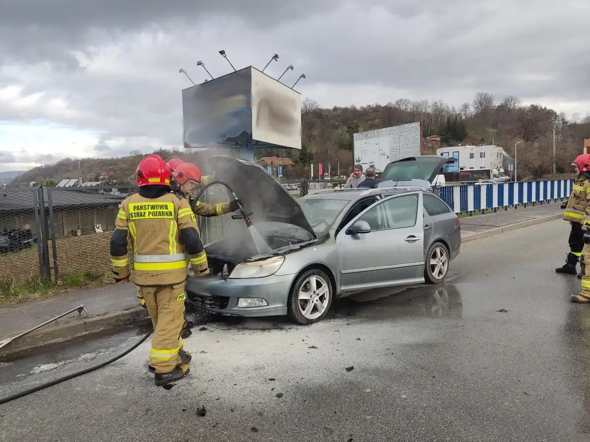 Nowy Sącz: Strażacy gasili pożar osobówki. Ogień pojawił się w komorze silnika
