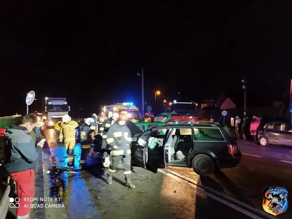 Wypadek w Kadczy. 2 osoby trafiły do szpitala