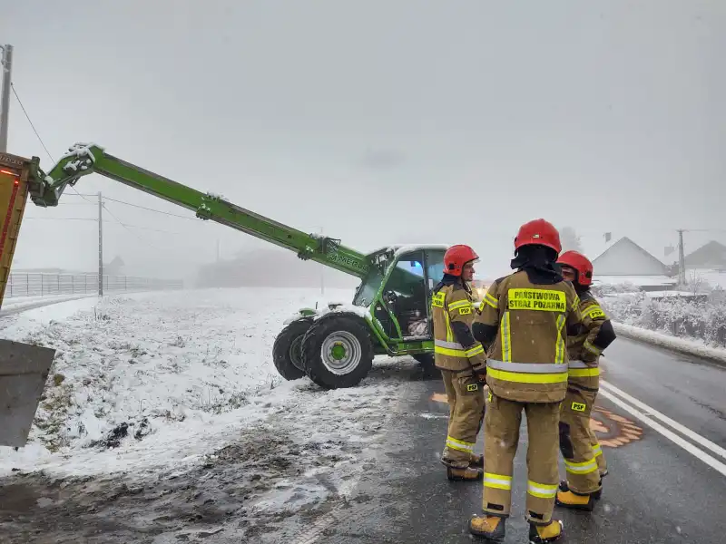 Trzetrzewina: naczepa w której przewożone były zwierzęta osunęła się z drogi