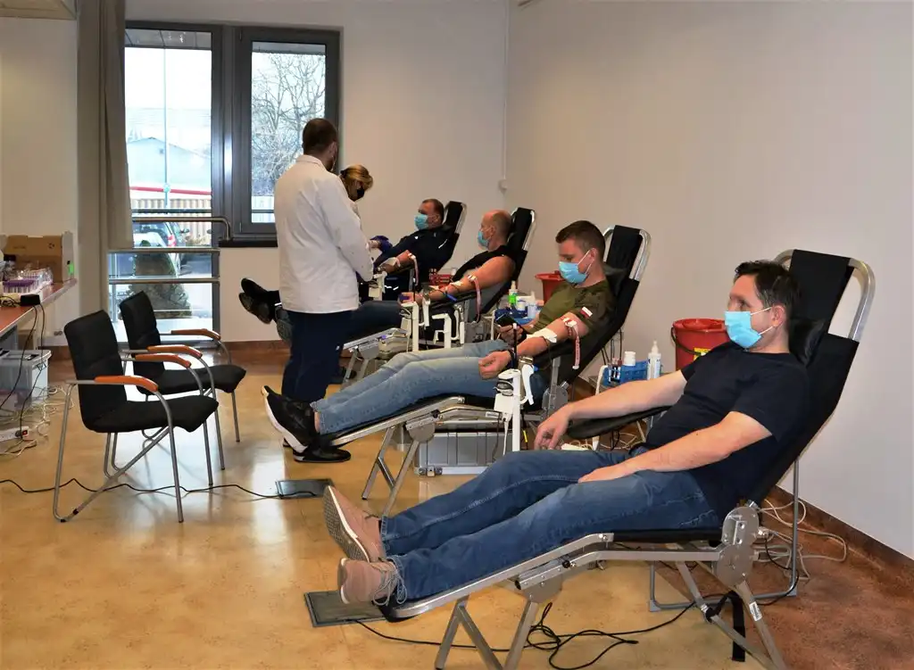 W ramach akcji „Nasza krew – Nasza Ojczyzna” w sądeckiej komendzie zebrano ponad 12 litrów krwi
