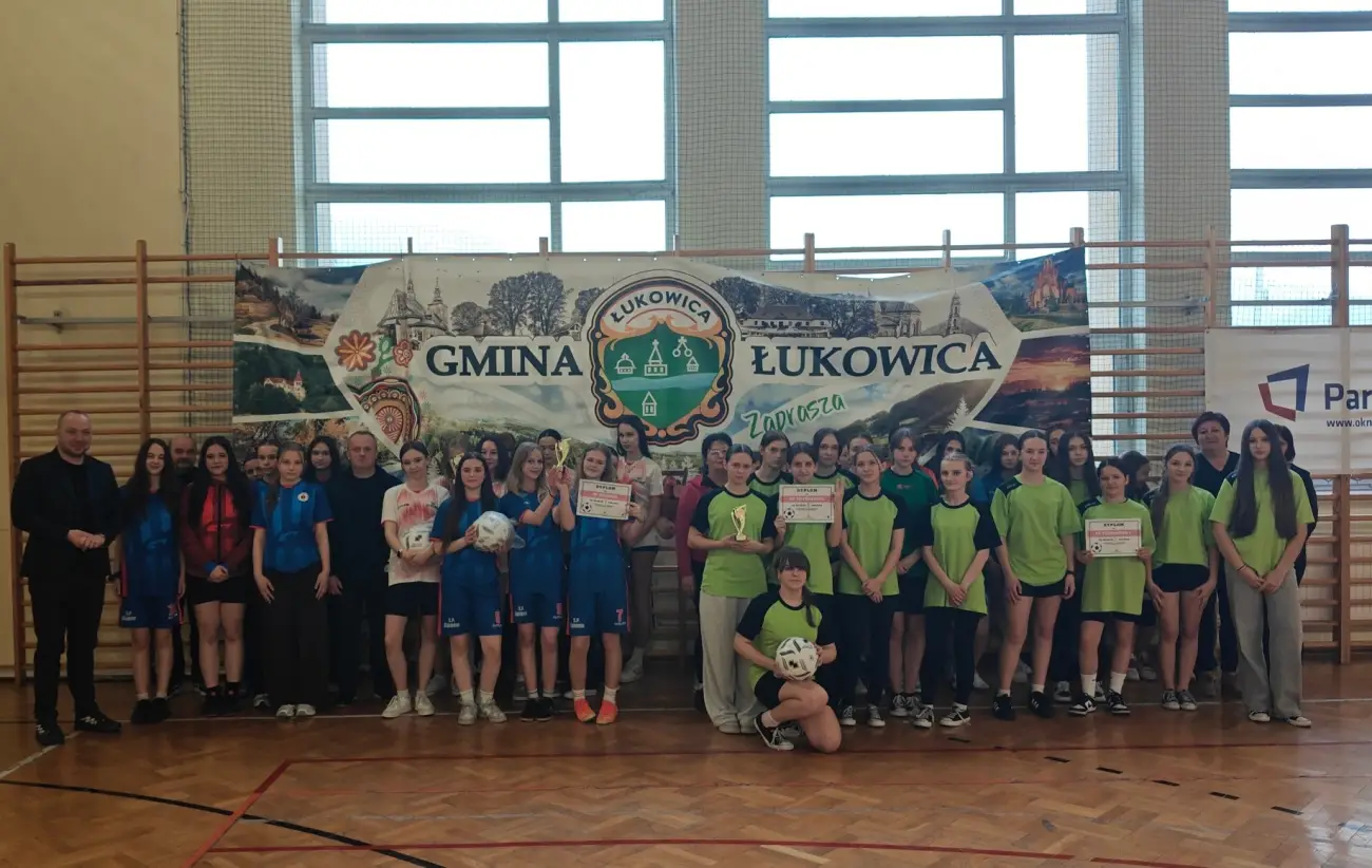 Młodzi piłkarze w akcji. Sportowe emocje w gminie Łukowica