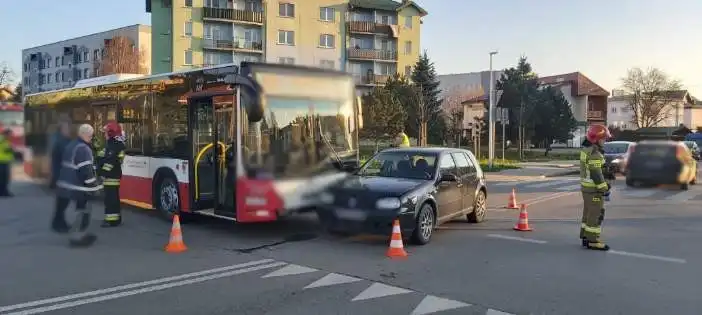 Nowy Sącz: Zderzenie autobusu z osobówką. Jedna osoba w szpitalu