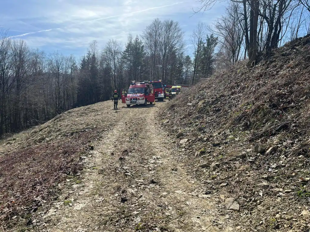 Zabrzeż: Dachowała osobówka. Auto zatrzymało się na skarpie