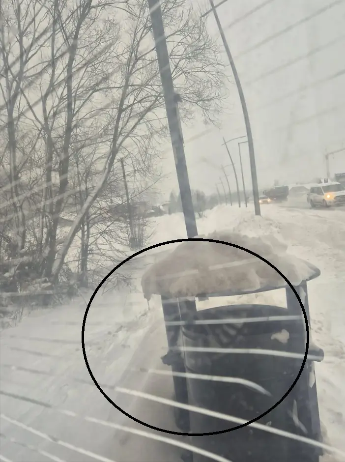 Wandal zniszczył szybę przystanku w Maciejowej. Urząd prosi o pomoc