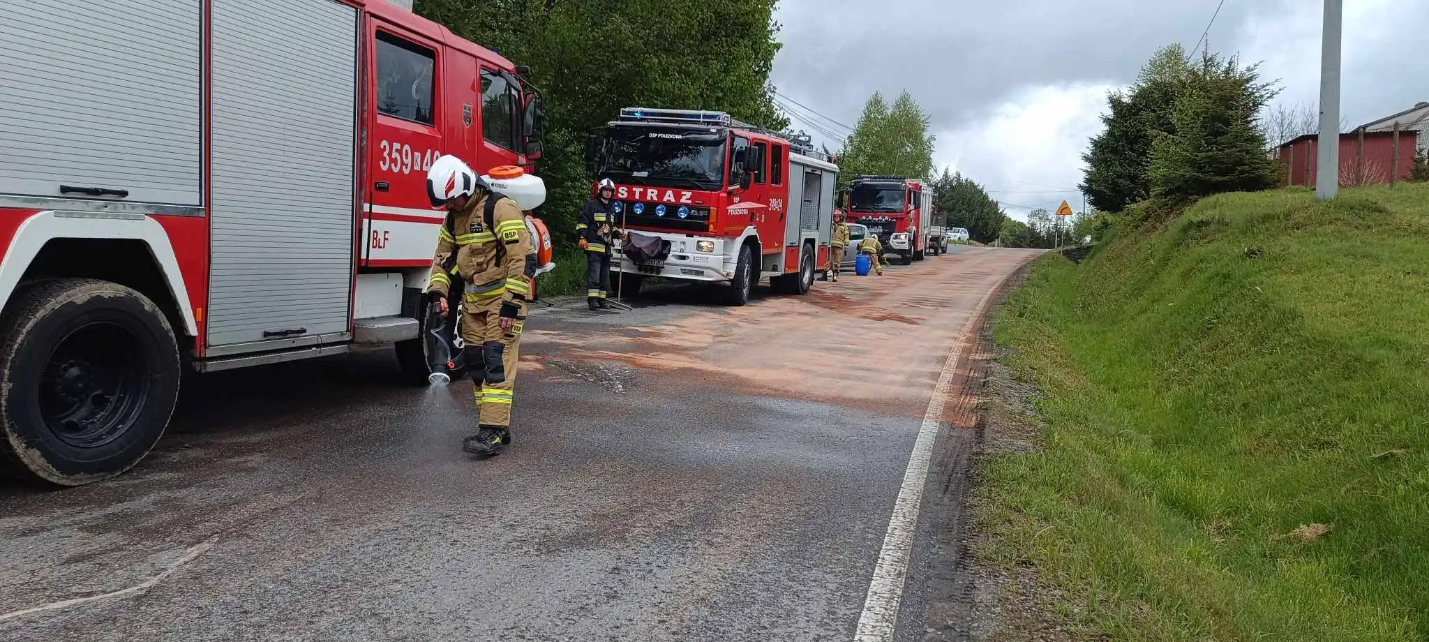 Kolizja na granicy Królowej Górnej i Ptaszkowej. Interweniowały trzy jednostki straży