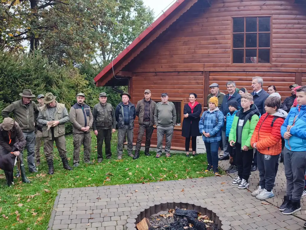 Edukacja w terenie. Zasiedlanie bażantów w Podłopieniu. Lekcja przyrody na żywo