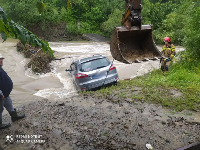 Florynka: samochód osobowy zjechał z drogi i wpadł do rzeki