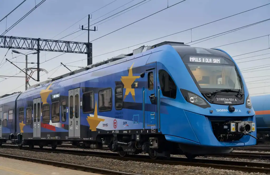 Dwa nowoczesne pociągi Newagu w Warszawie. Zasilą tabor Szybkiej Kolei Miejskiej