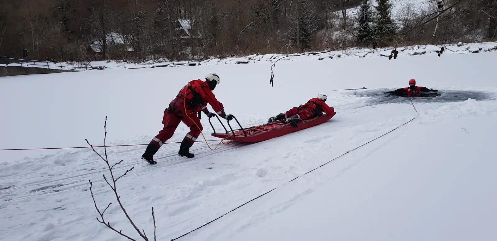 Sądecczyzna: Strażacy ćwiczyli prowadzenie działań ratowniczych na zamarzniętym akwenie