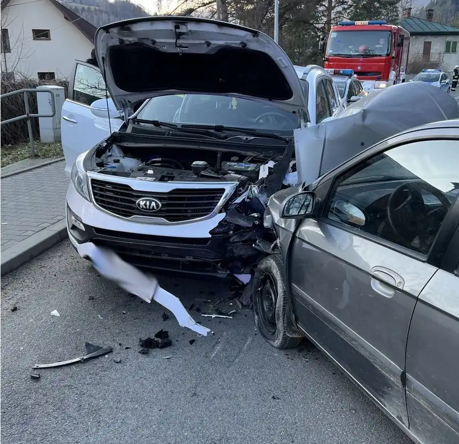 Wypadek w Piwnicznej-Zdroju. Czołowo zderzyły się dwa auta. Jedna osoba poszkodowana