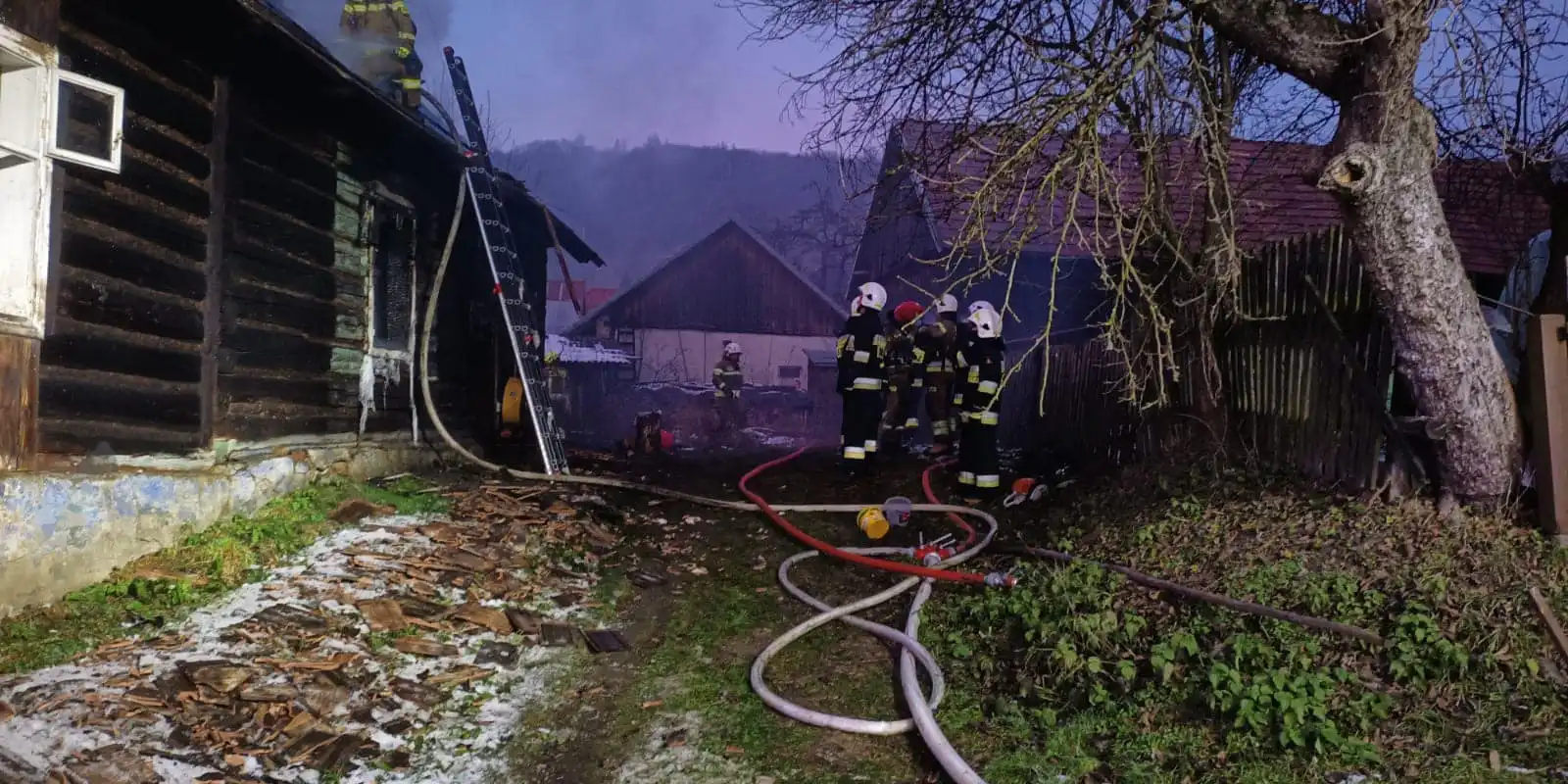 Głębokie. Groźny pożar drewnianego budynku, dwóch mężczyzn w szpitalu