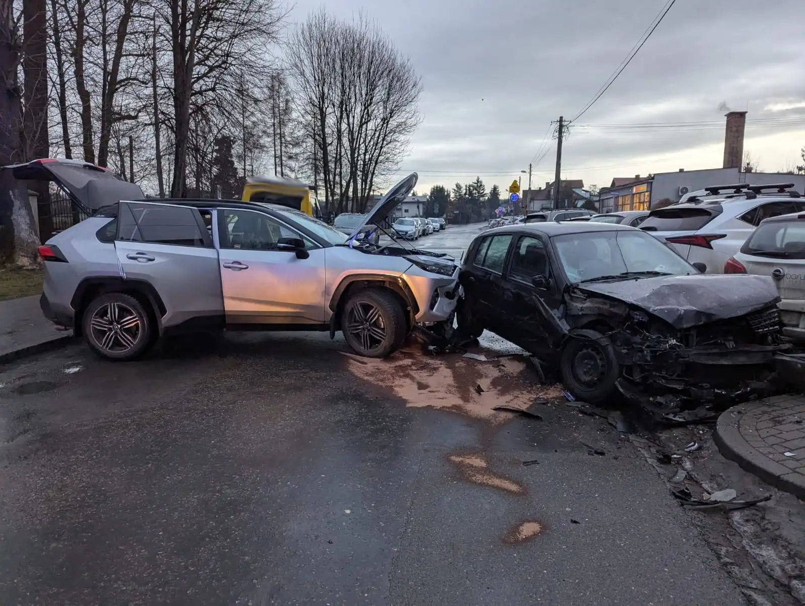 Kolizja na Poniatowskiego. Ratownicy na miejscu, jedna osoba w szpitalu