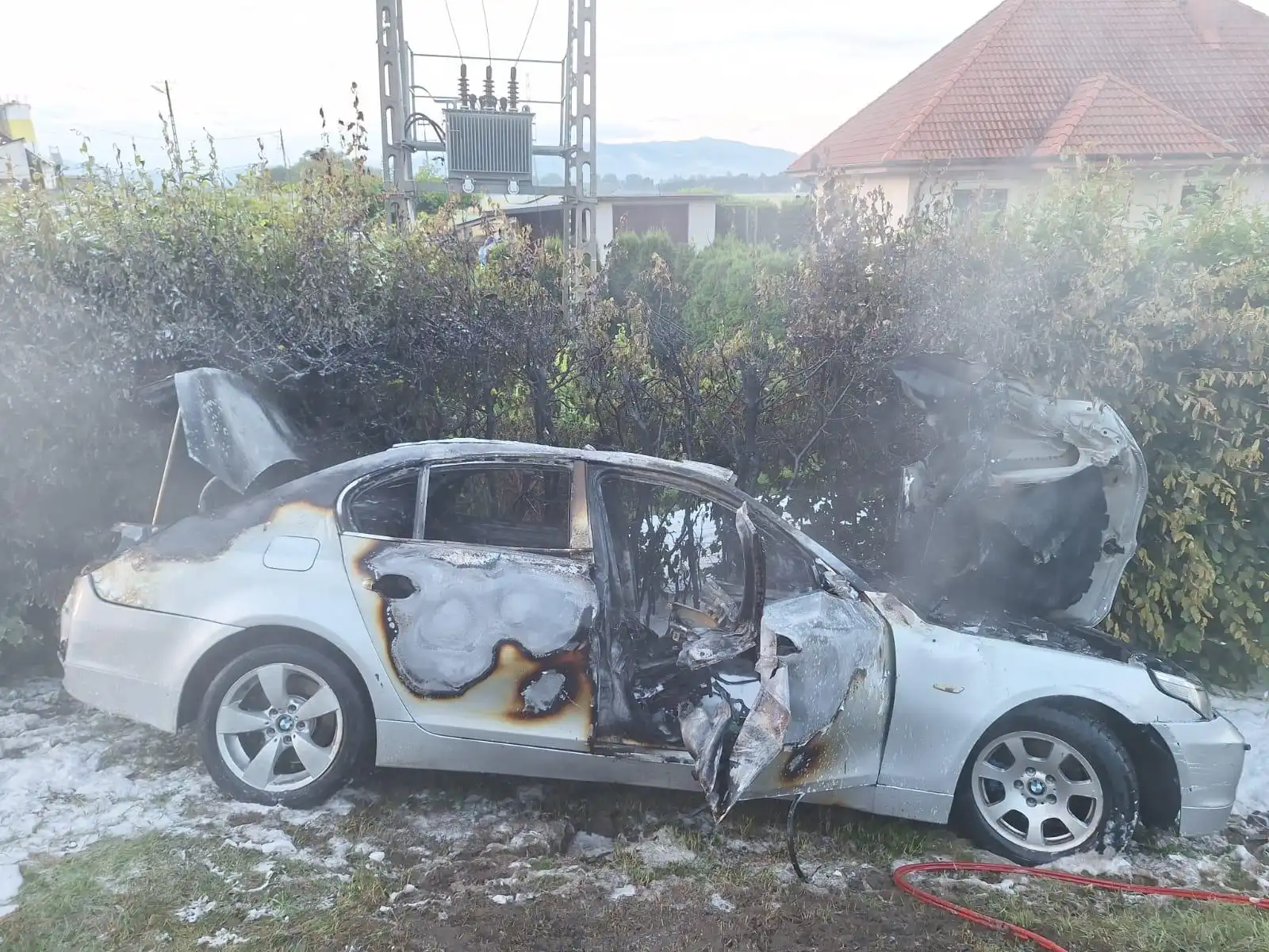 Brzezna: Strażacy gasili pożar samochodu osobowego