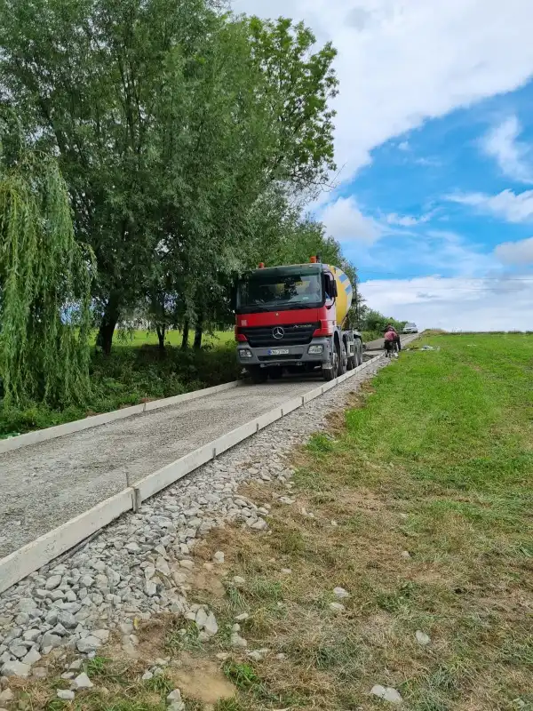 Trwają prace przy budowie drogi betonowej w Lipnicy Wielkiej