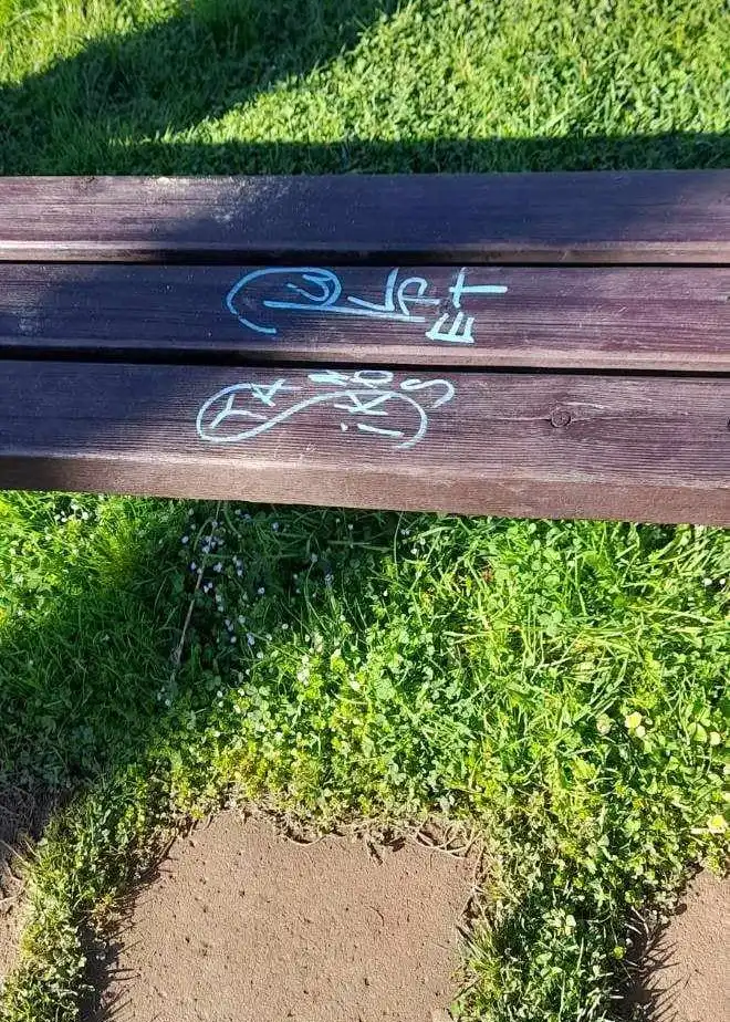 Zdewastowano plac zabaw przy ul. Metalowców. w Limanowej. Władze miasta proszą o pomoc w ujęciu sprawców