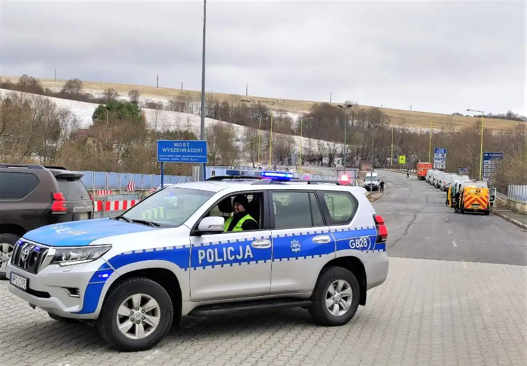 Sądeccy mundurowi pomogli w przejeździe konwoju irlandzkich policjantów z darami dla Ukraińców