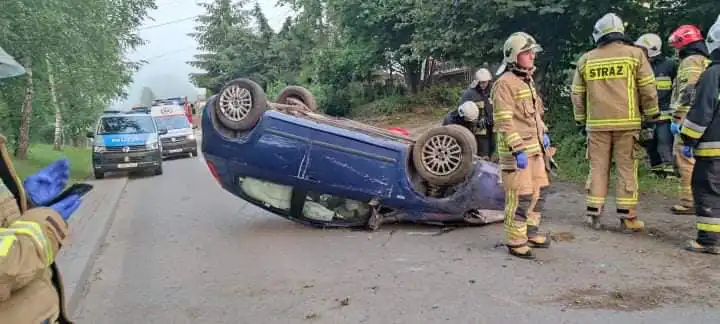 W Kamionce Wielkiej dachował samochód osobowy