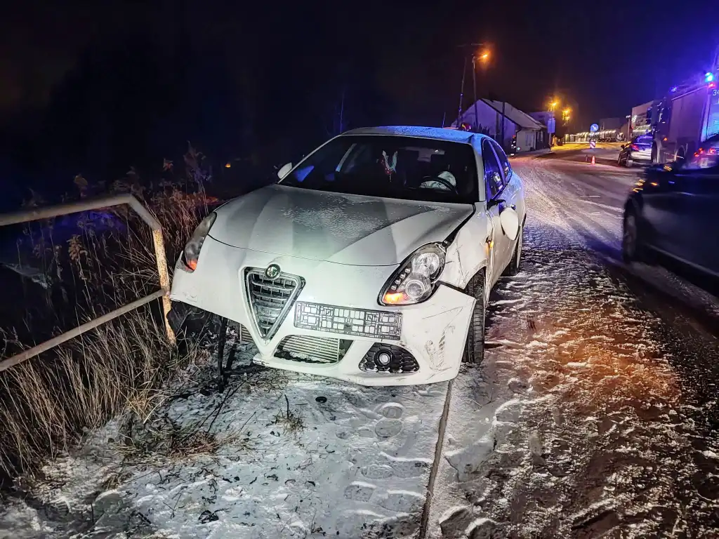 Kolizja w Chełmcu. Zderzyły się dwie osobówki