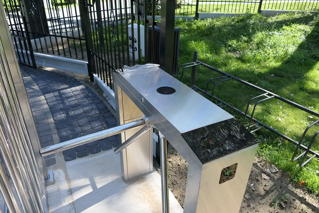 Muszyna wprowadzi niebawem opłaty w popularnych ogrodach. Barierki i bramki już stoją