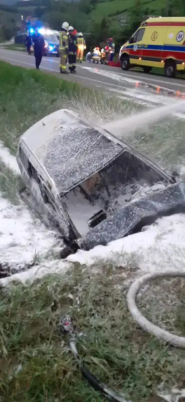 Wypadek w Nowej Wsi. Osobówka wypadła z drogi, uderzyła w przepust i się zapaliła