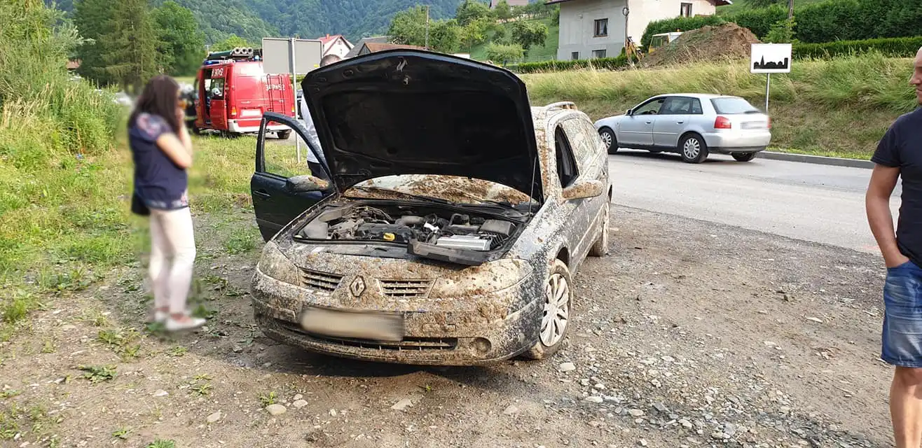 Wybuch gazu w Zabrzeży. Jedna osoba w szpitalu, dwa auta uszkodzone