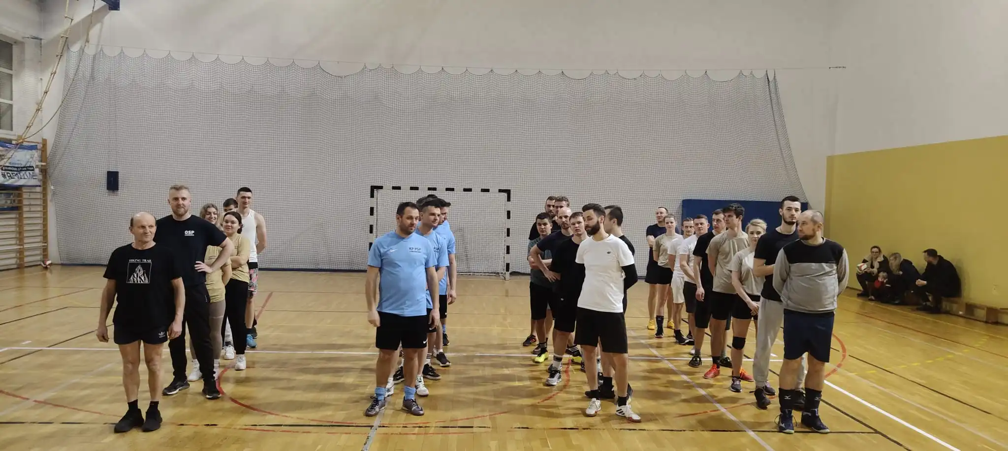 Strażacy w akcji na boisku. Turniej Piłki Siatkowej w Tymbarku