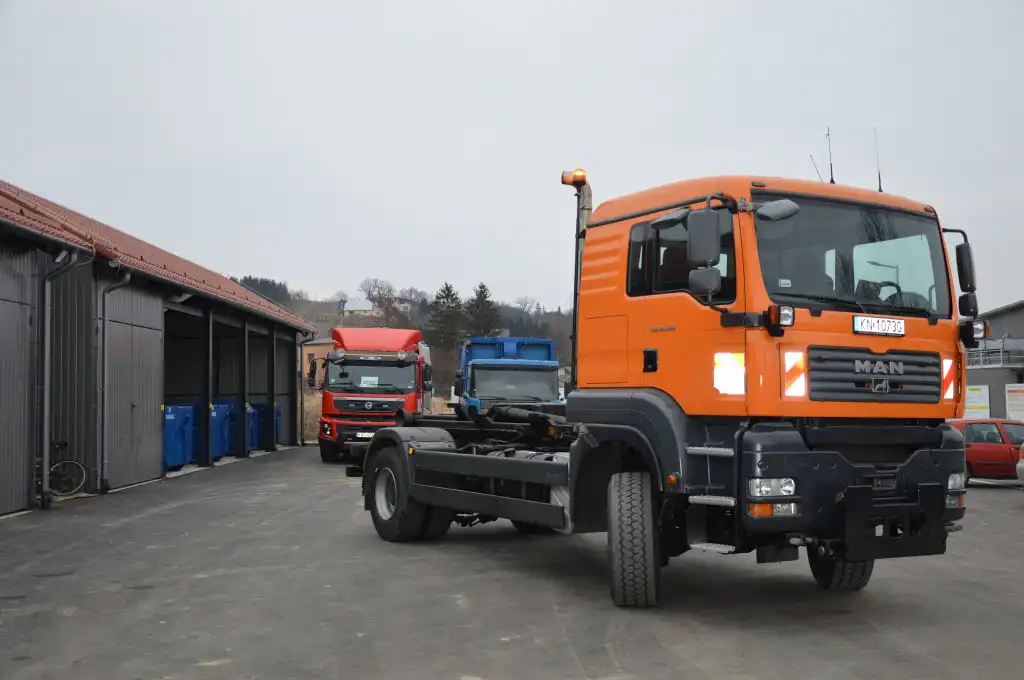 Zakład Gospodarki Komunalnej „ŁOSOSINA” z nowym samochodem
