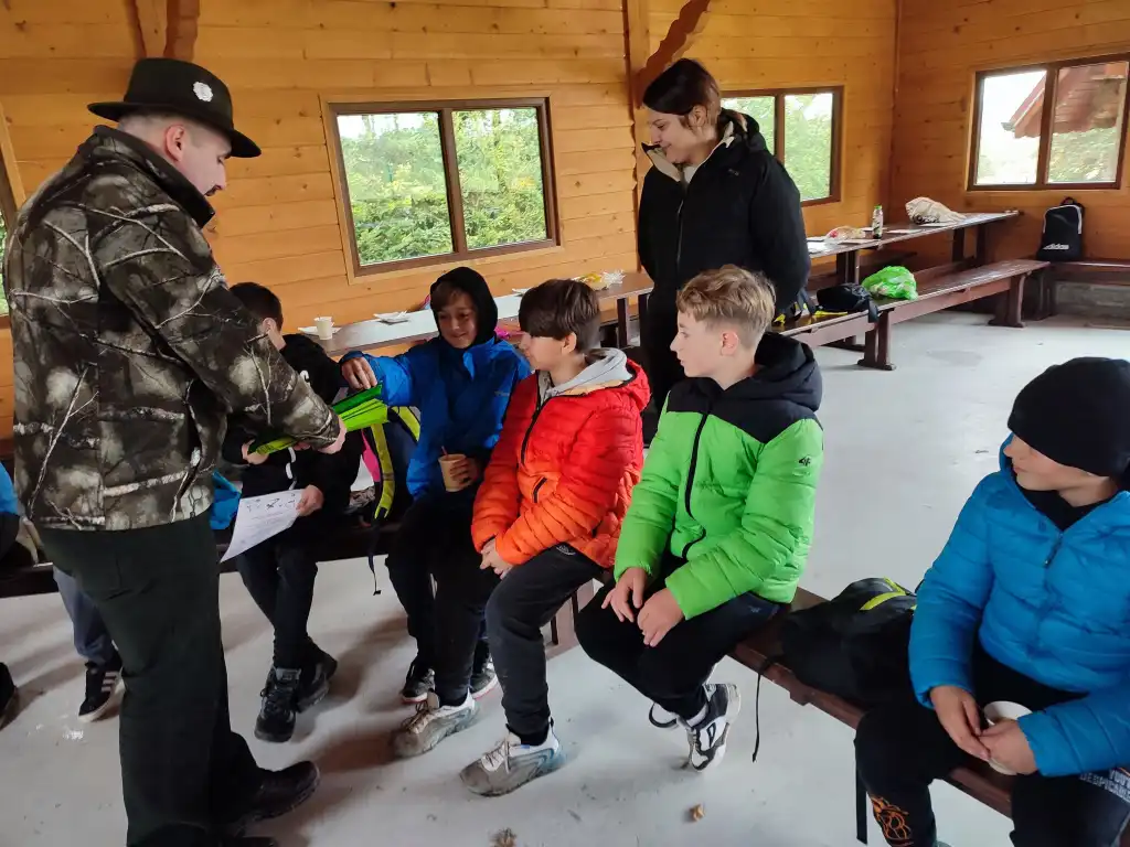 Edukacja w terenie. Zasiedlanie bażantów w Podłopieniu. Lekcja przyrody na żywo
