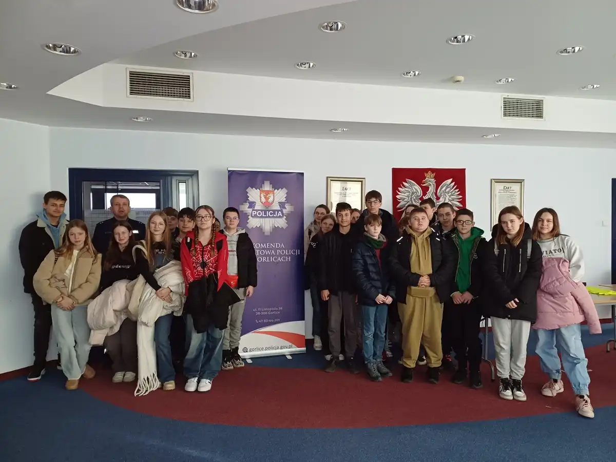 Młodzież z gminy Biecz na tropie pracy policjantów. Wizyty w Komendzie Powiatowej Policji