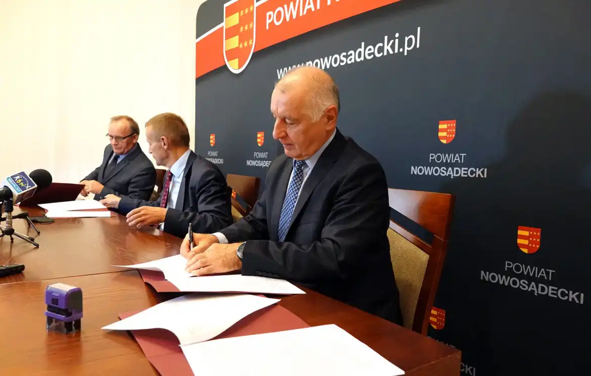 Eksperci sprawdzą, czy uda się ustabilizować osuwiska. W Starostwie podpisano stosowne umowy