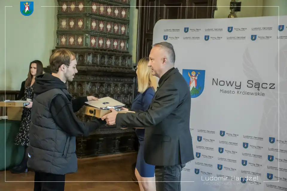 Nowy Sącz: Dzieci i młodzież otrzymały sprzęt komputerowy