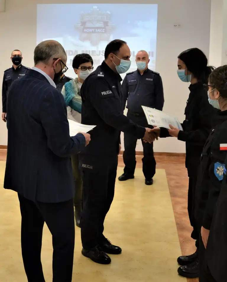 Uczniowie "klasy policyjnej" ZS w Marcinkowicach otrzymali akty nominacyjne na kolejne stopnie uczniowskie