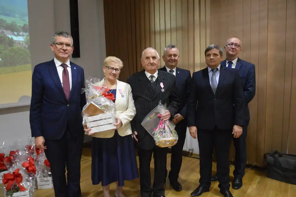 Małżeństwa z długoletnim stażem otrzymały medale od Prezydenta RP. Wśród nich pary z Gminy Stary Sącz