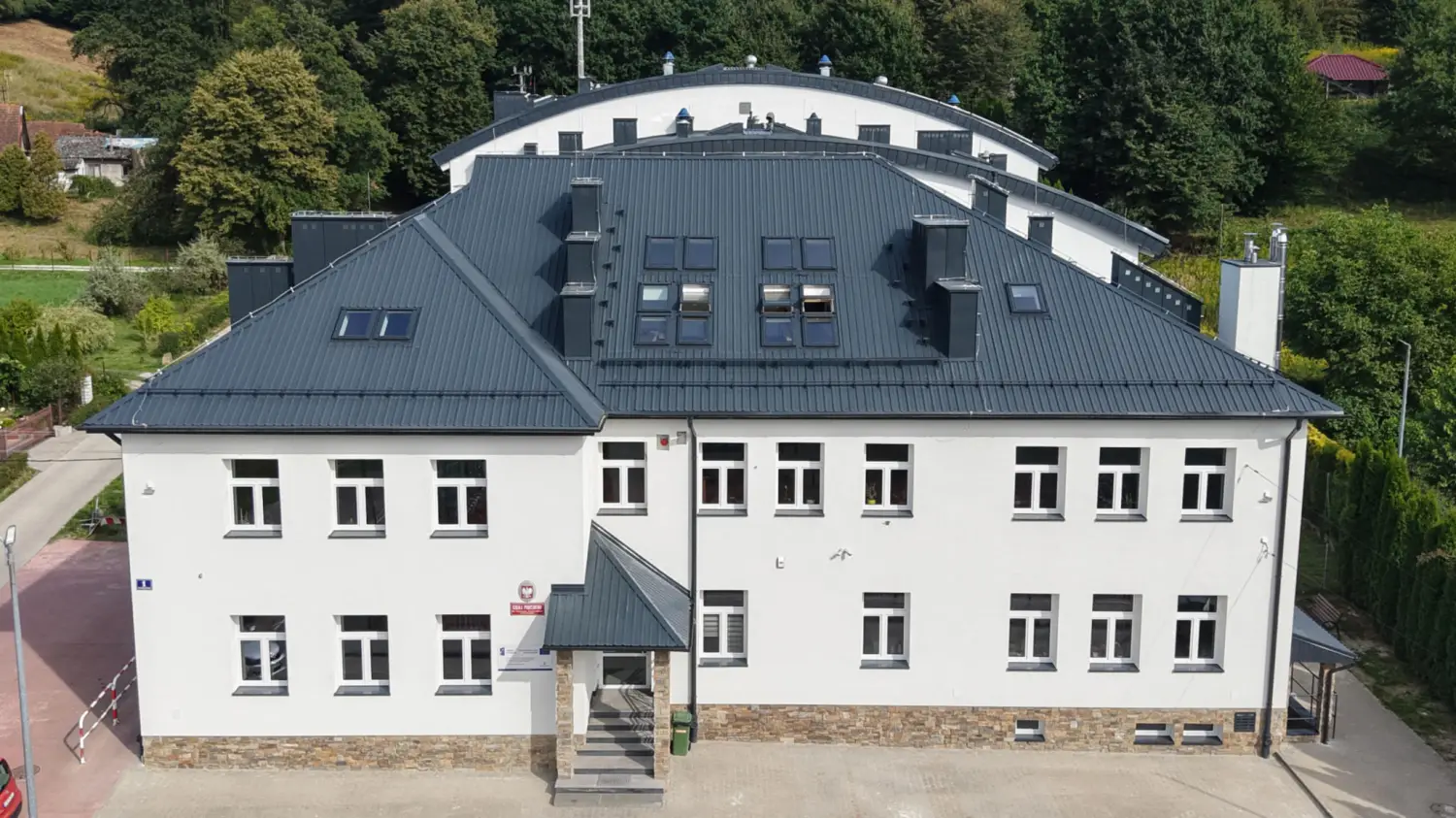Zdążyli przed pierwszym dzwonkiem. Szkoła w Piątkowej już po remoncie. Uczniowie wrócą do odnowionego budynku
