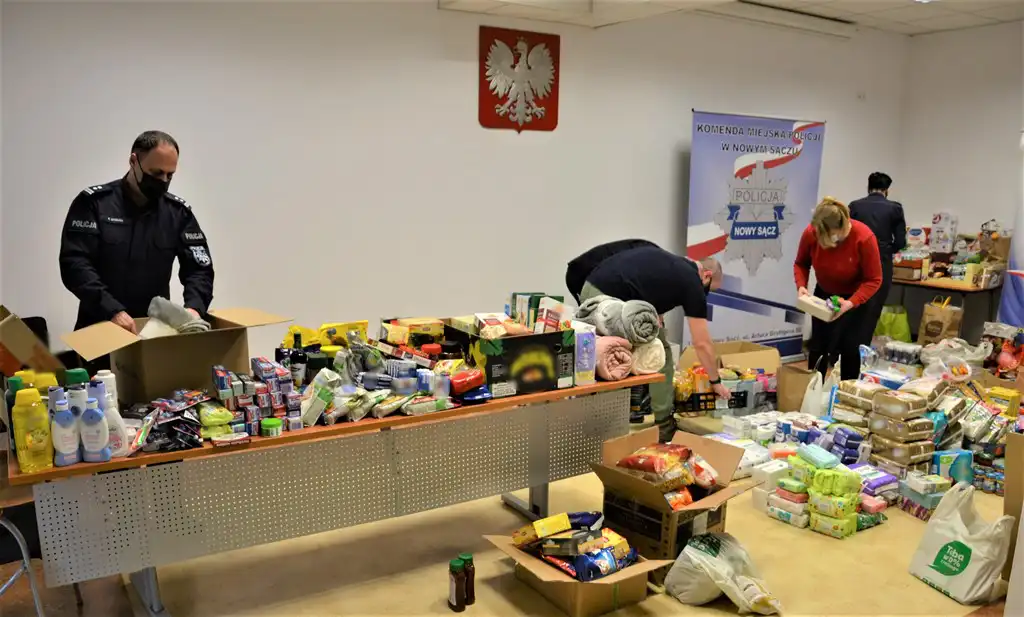 Sądeccy policjanci zebrali dary i przygotowują paczki dla mieszkańców Ukrainy