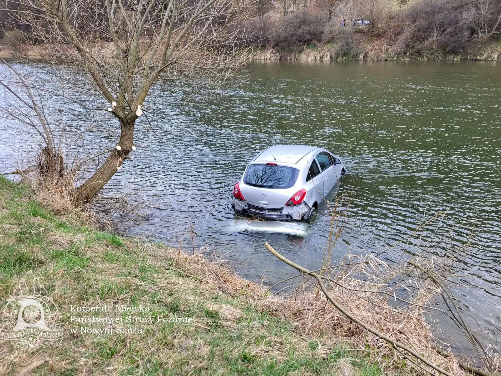 Dramat nad Popradem. Samochód wpadł do rzeki