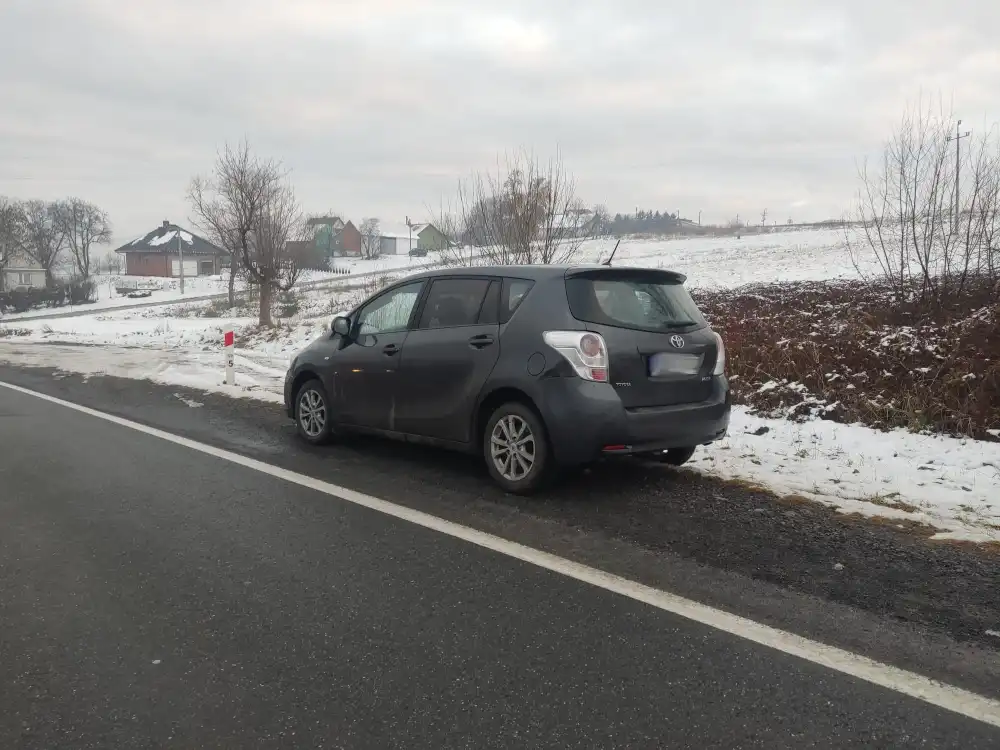 Wypadek na DK28 w Trzetrzewinie. Dachowała osobówka