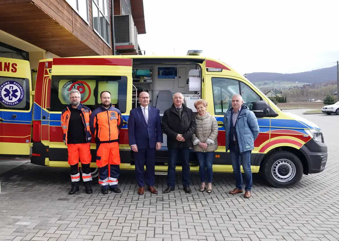 Nowa karetka Sądeckiego Pogotowia Ratunkowego od dziś stacjonuje w Łososinie Dolnej. Dlaczego?