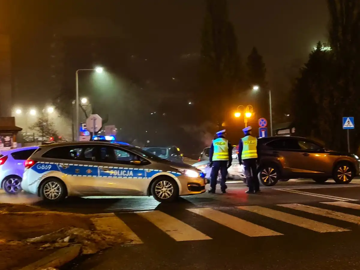 Policjanci dbali o bezpieczeństwo podczas turnieju hokejowego w Krynicy-Zdroju