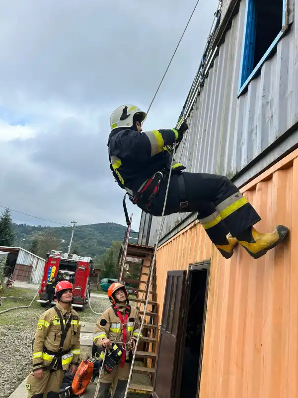 Z komory ogniowej na tor przeszkód. Kursanci OSP w akcji!