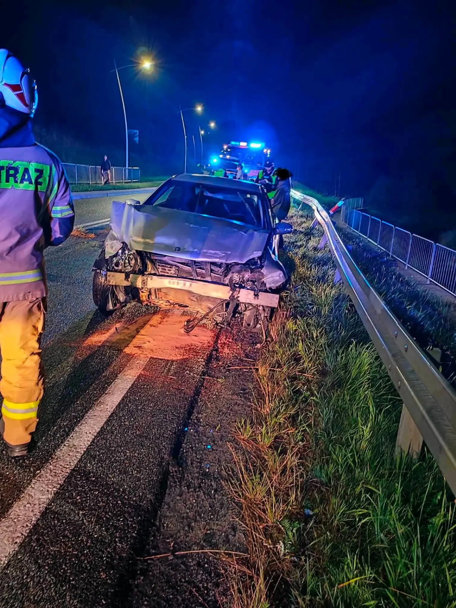 Nowa Wieś: Mercedes poza drogą, uszkodzona bariera i utrudnienia na DK 75