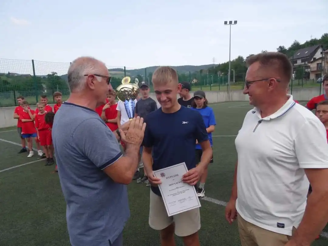 Medale i puchary dla zwycięzców IX Powiatowego Turnieju Piłki Nożnej Młodzieżowych Drużyn Pożarniczych „Orlik 2022”