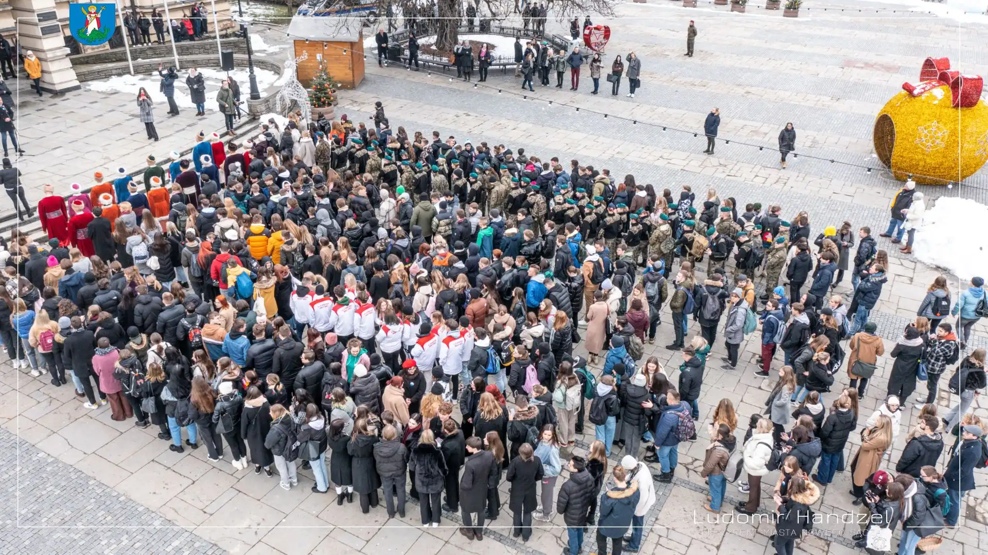 Już po raz piętnasty sądeccy maturzyści zatańczyli tradycyjnego Poloneza przed Ratuszem