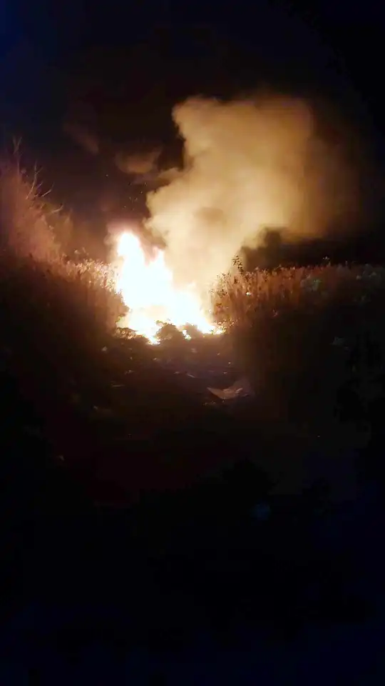 Pożar w Maszkowicach. Płonęły odpady i stare urządzenia elektryczne i gospodarstwa domowego