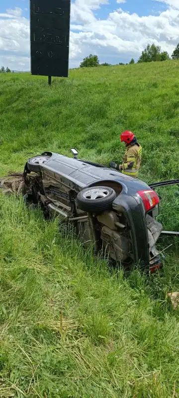 Krynica-Zdrój: Opel wypadł z drogi i uderzył w przepust
