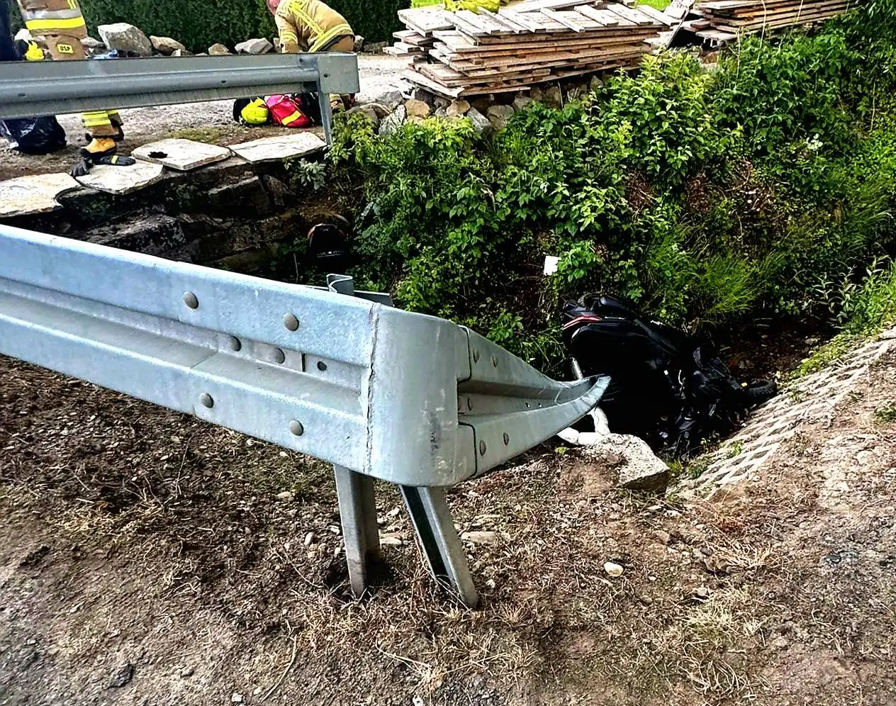 Wypadek w Pogorzanach. Motocykl uderzył w barierę energochłonną. Interweniował śmigłowiec LPR