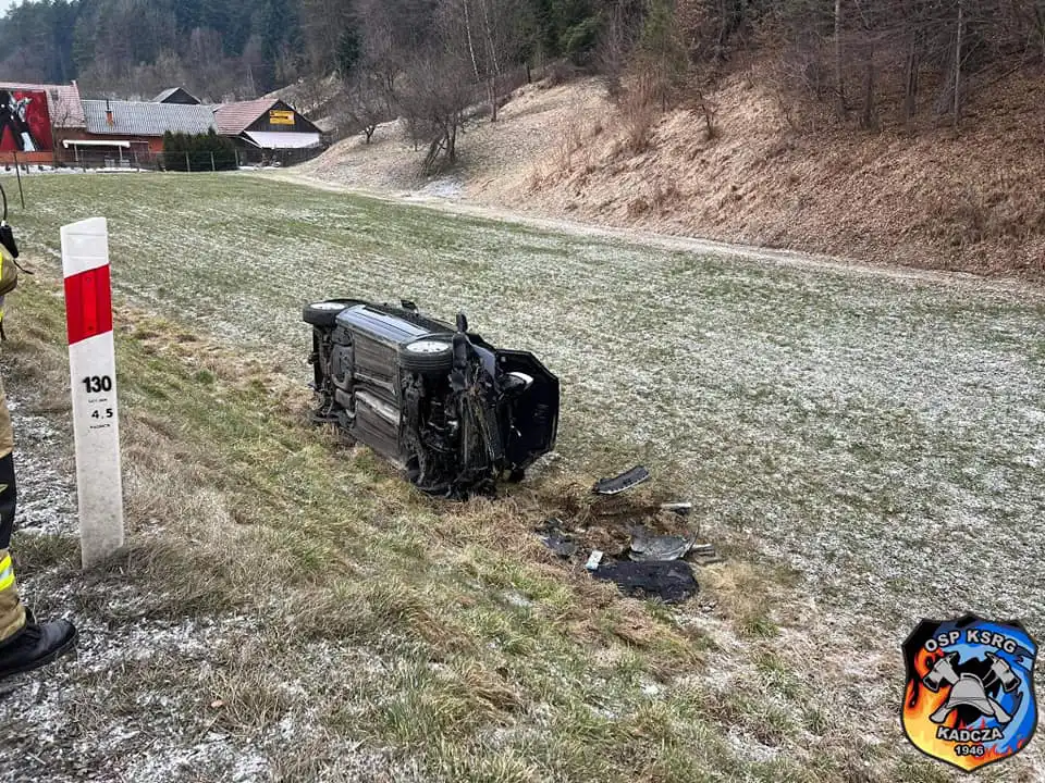 Wypadek w Kadczy. Samochód wypadł z jezdni i "wylądował" w szczerym polu