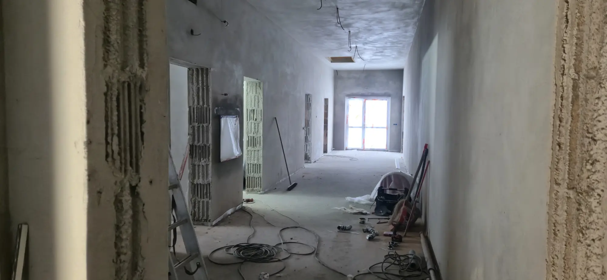 Budowa hali sportowej przy szkole w Skrudzinie zgodnie z planem